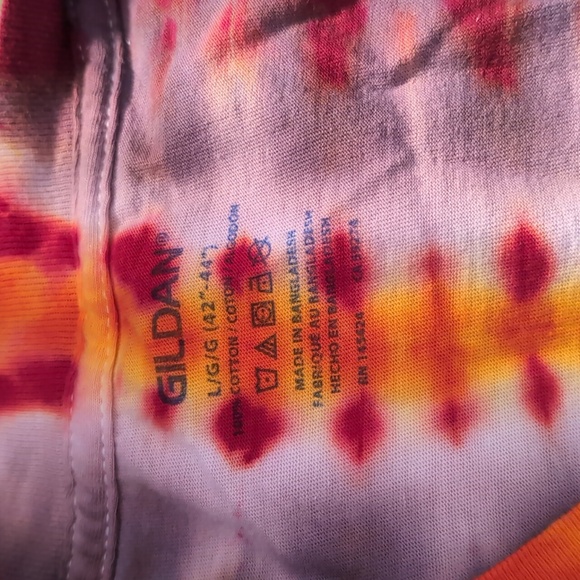 Custom Tie dye (L) V neck - Picture 3 of 3